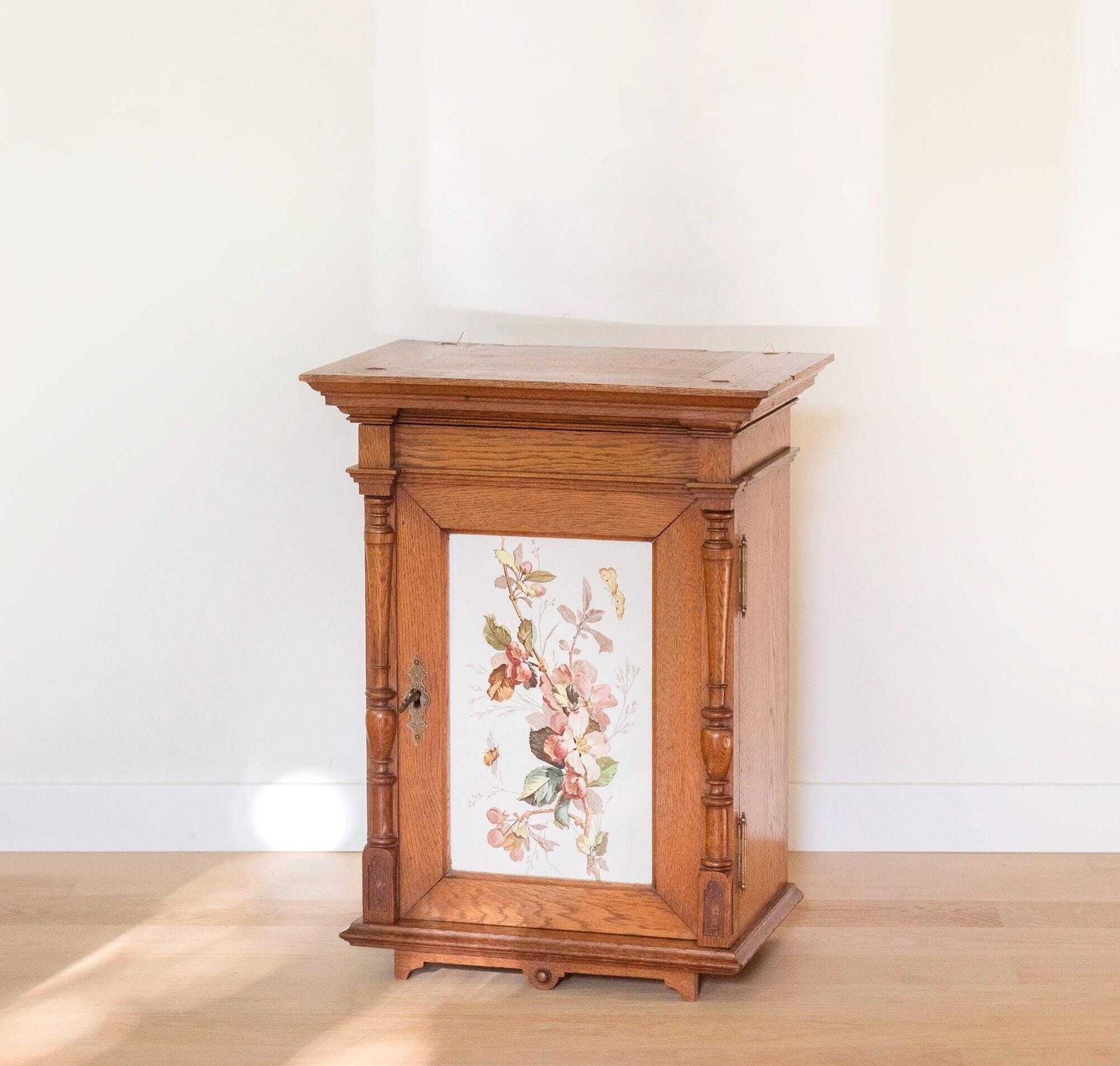 Armoire murale néo-gothique allemande d'époque en chêne sculpté, avec panneau de carreaux floraux photo Mobilier