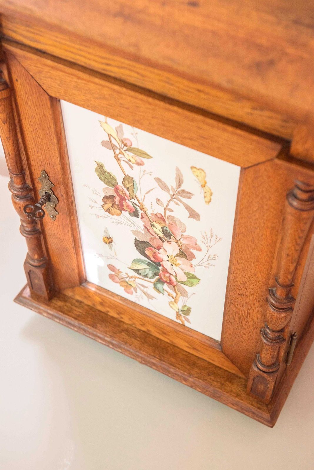 Antiek Duits neo-gotisch wandkastje, gesneden eiken hangkastje voor de badkamer, opbergkastje met bloementegel photo 375.0