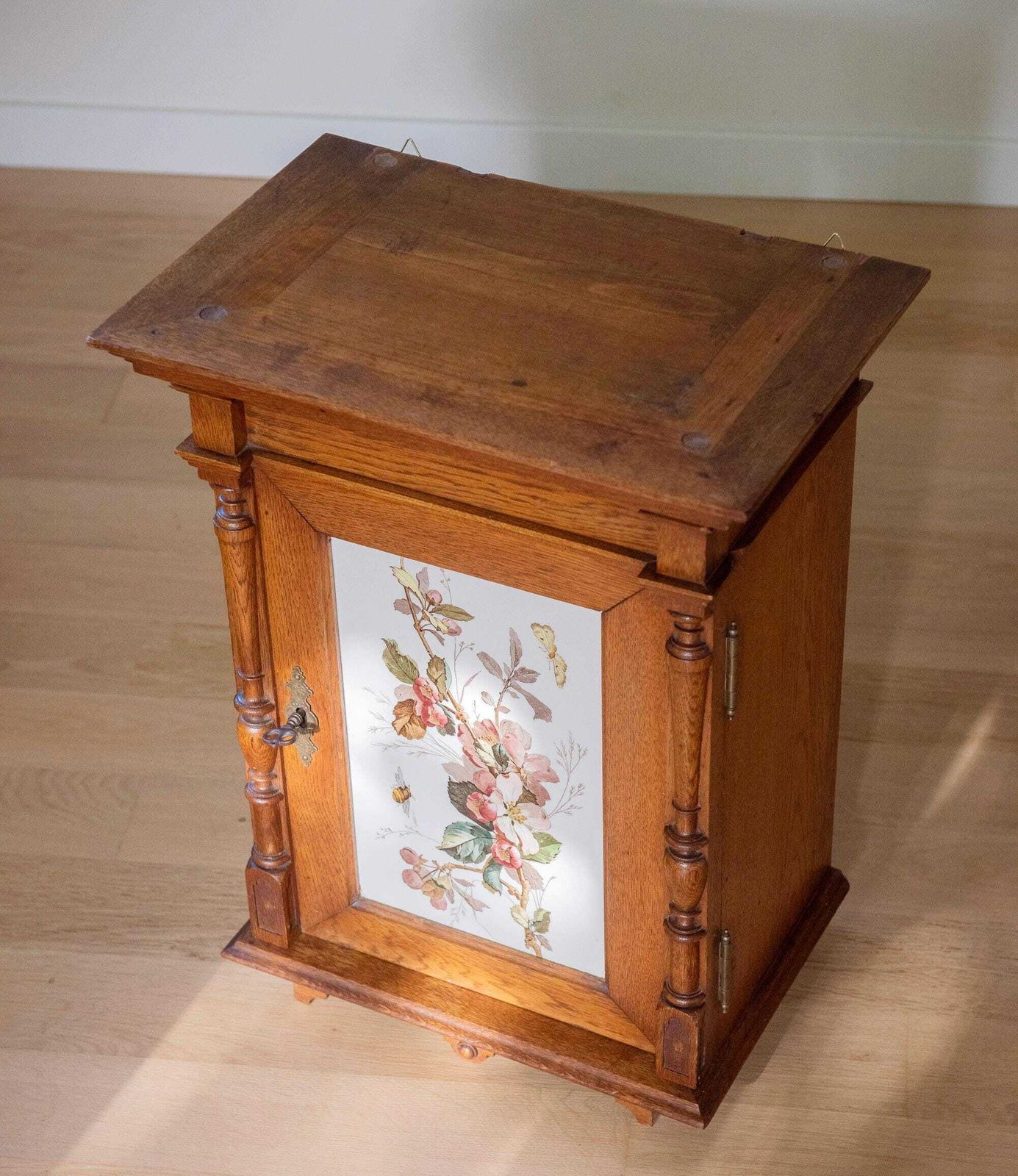 Armoire murale néo-gothique allemande d'époque en chêne sculpté, avec panneau de carreaux floraux photo vinterior