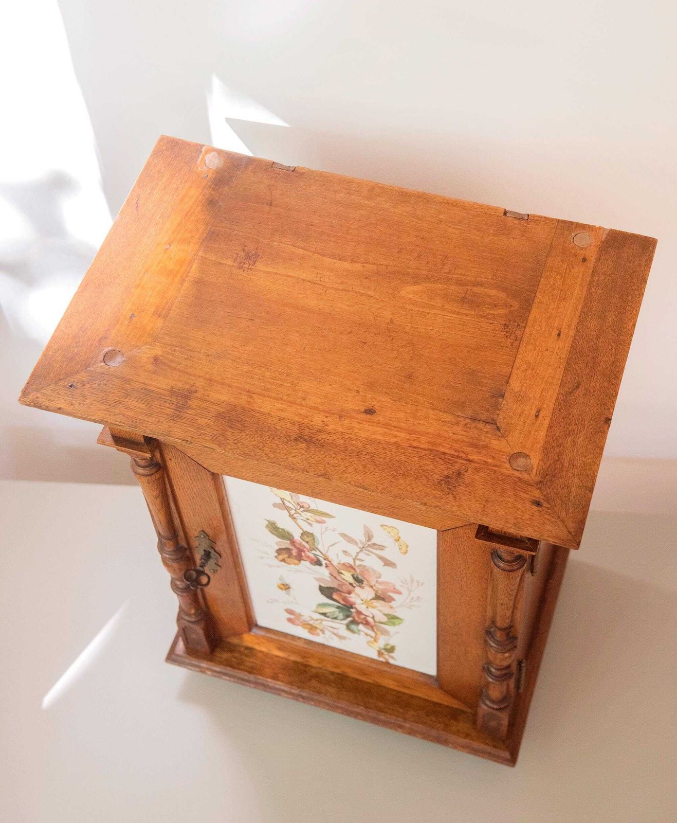 Mobilier Armoire murale néo-gothique allemande d'époque en chêne sculpté, avec panneau de carreaux floraux photo