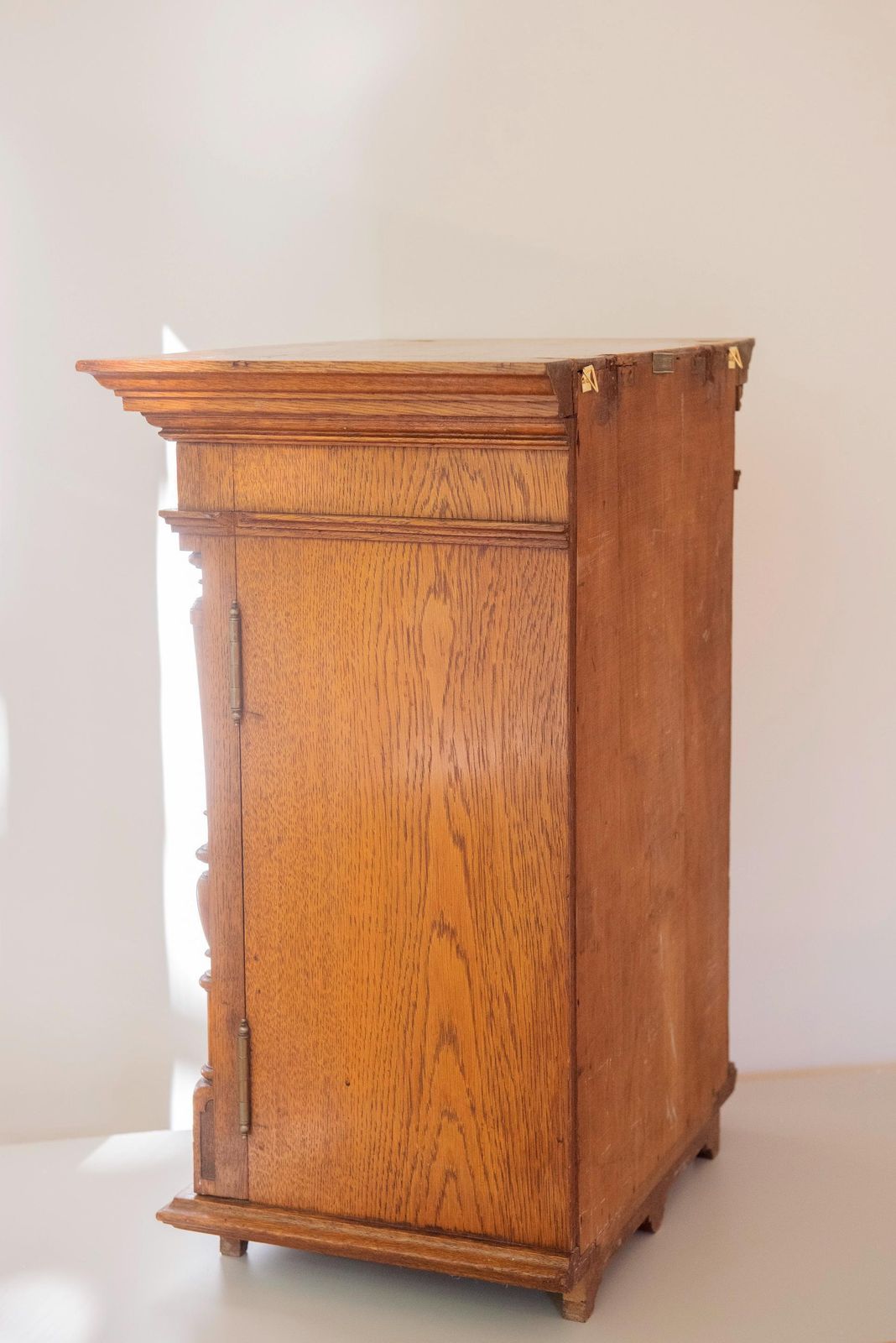 photo vinterior Antiek Duits neo-gotisch wandkastje, gesneden eiken hangkastje voor de badkamer, opbergkastje met bloementegel