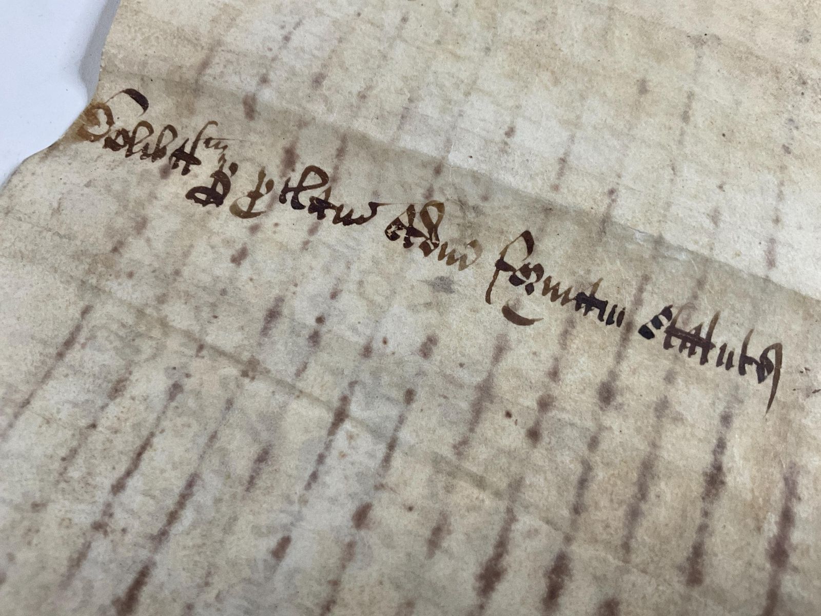 Kunst 13e-eeuws middeleeuws perkamentdocument: juridisch manuscript van koning Edward I (perkament van 700+ jaar oud) photo