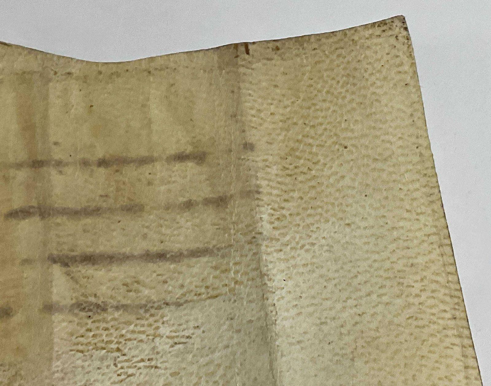 photo vinterior 13e-eeuws middeleeuws perkamentdocument: juridisch manuscript van koning Edward I (perkament van 700+ jaar oud)