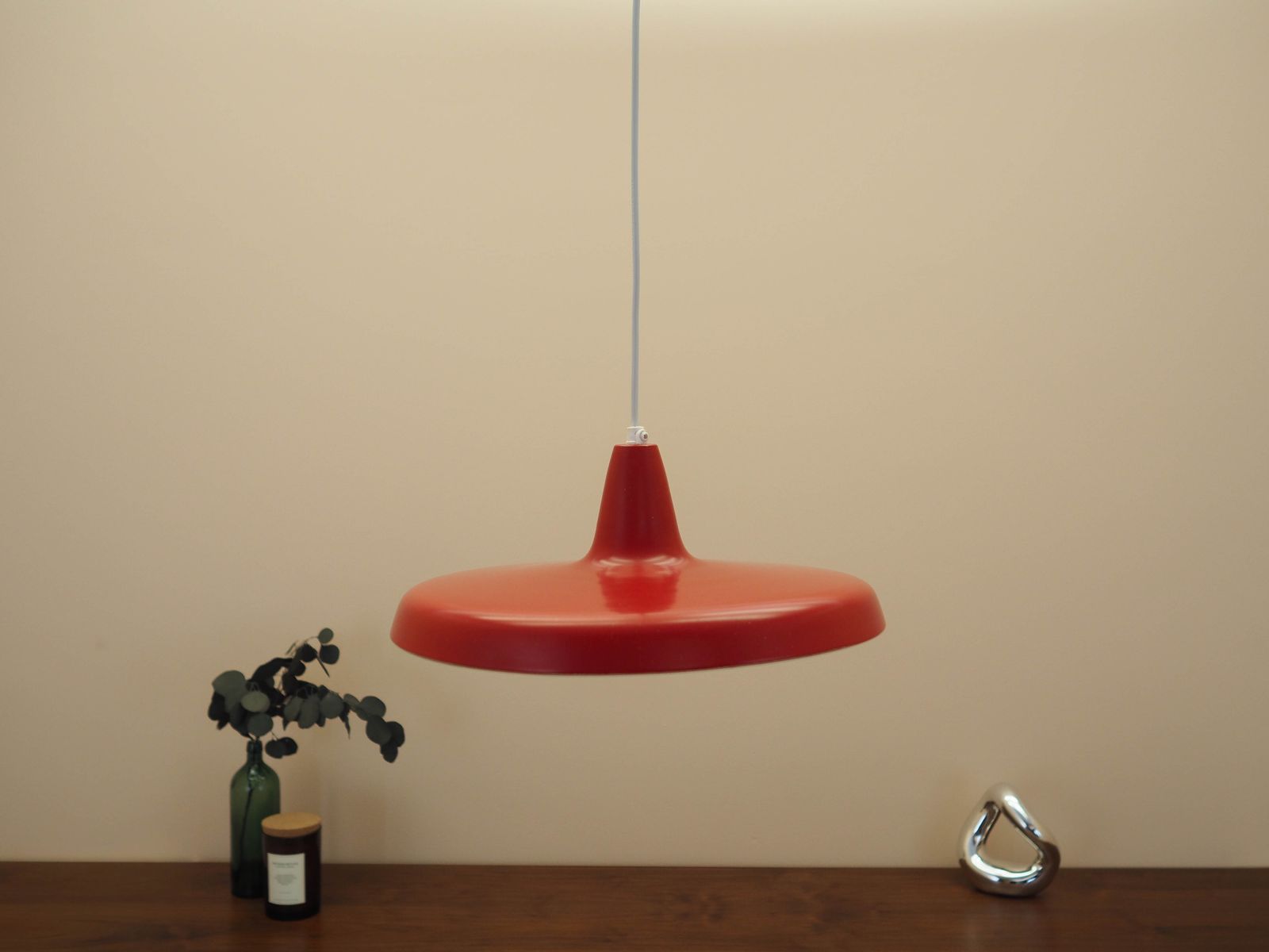 Lampe à suspension industrielle danoise en métal rouge, design scandinave moderne, années 1960 photo furniture