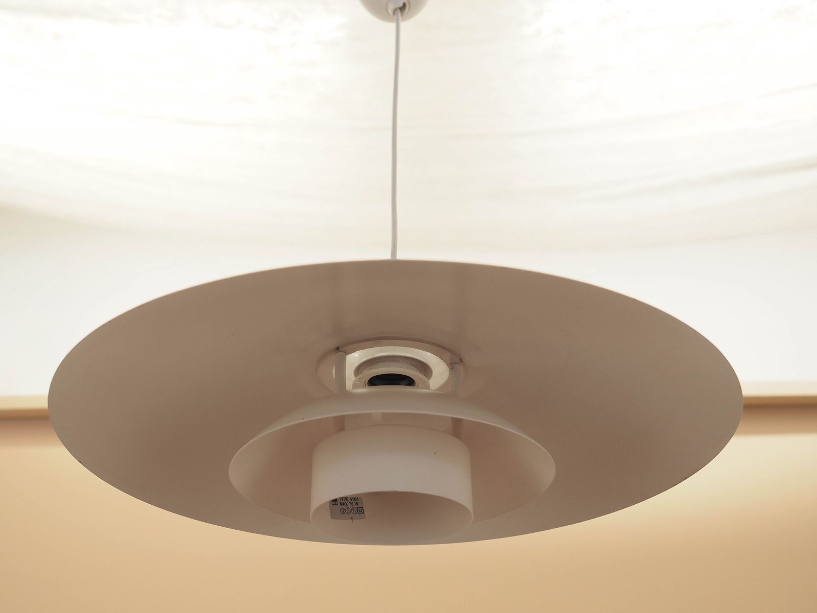 Lyfa hanglamp met verstelbare ophanglengte, Deens design ca. jaren 1970, witte metalen kap photo 439.0
