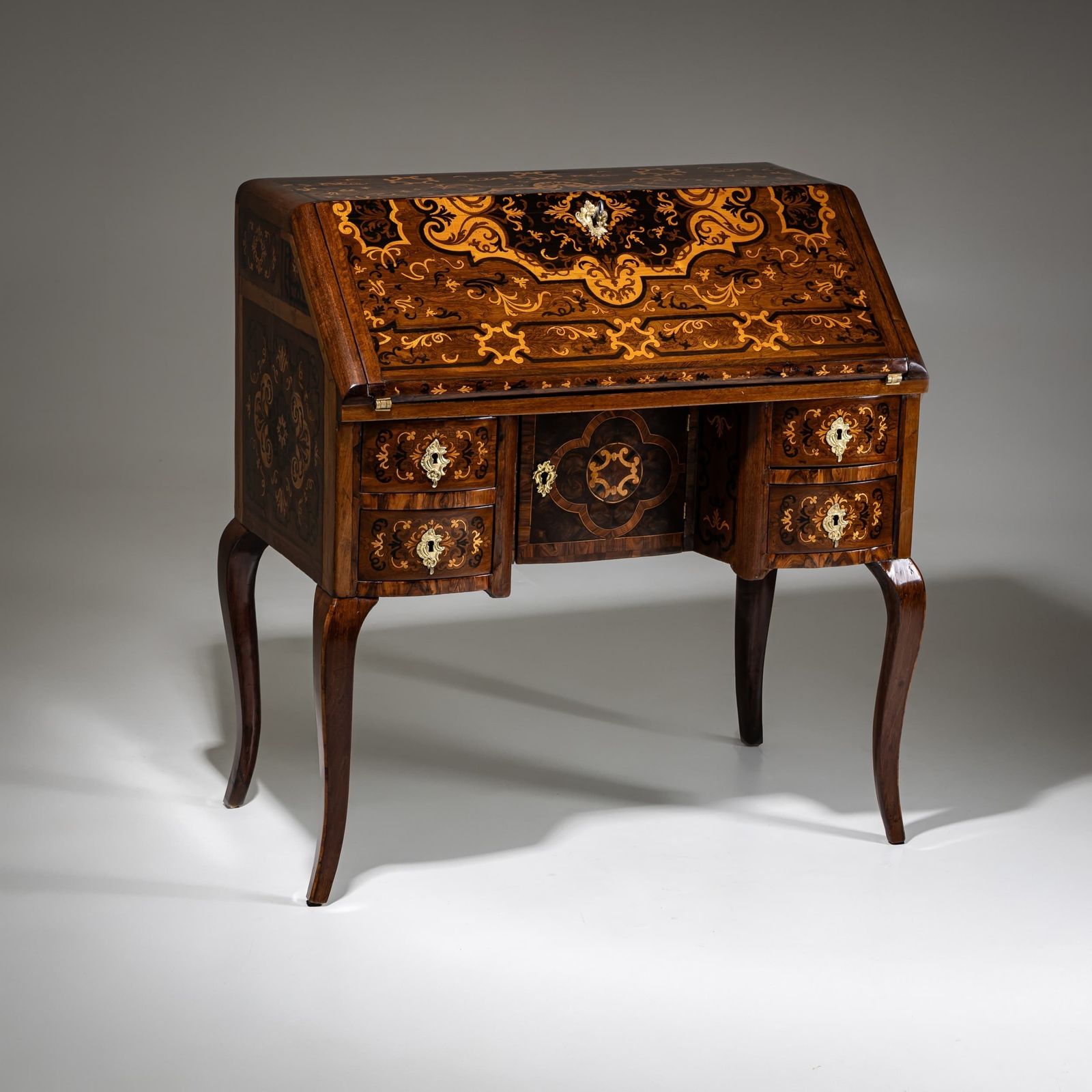 Secrétaire baroque à abattant, décor de marqueterie, XVIIIe siècle