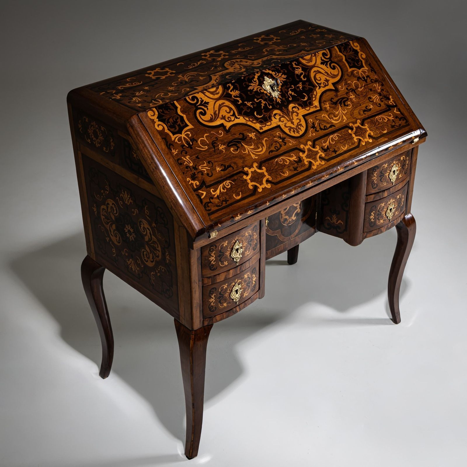 photo vintage Secrétaire baroque à abattant, décor de marqueterie, XVIIIe siècle