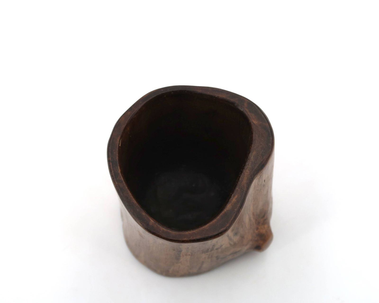 Klein brutalistisch monoxyl vaasje in hout, jaren 1970. photo Woonaccessoires