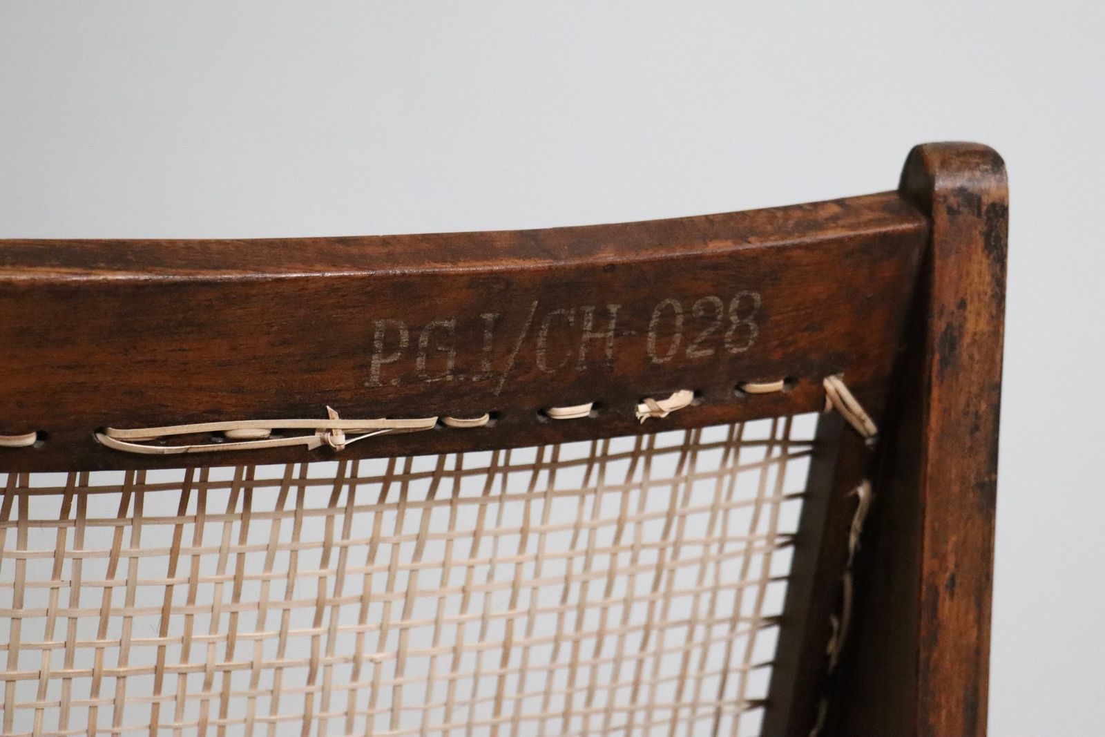 photo vinterior Pierre Jeanneret Kangaroo Chairs Pj Si 59, India, 1955