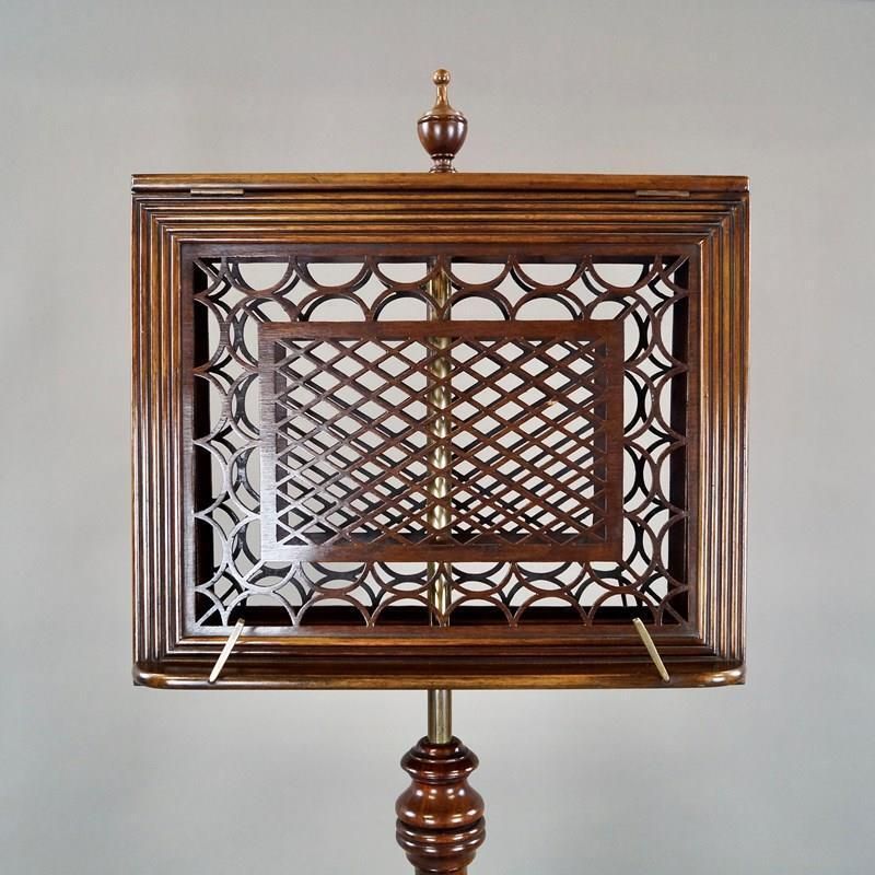Fraai mahoniehouten duetstandaard met fretwerk photo furniture