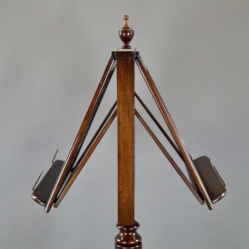 Fraai mahoniehouten duetstandaard met fretwerk photo Woonaccessoires