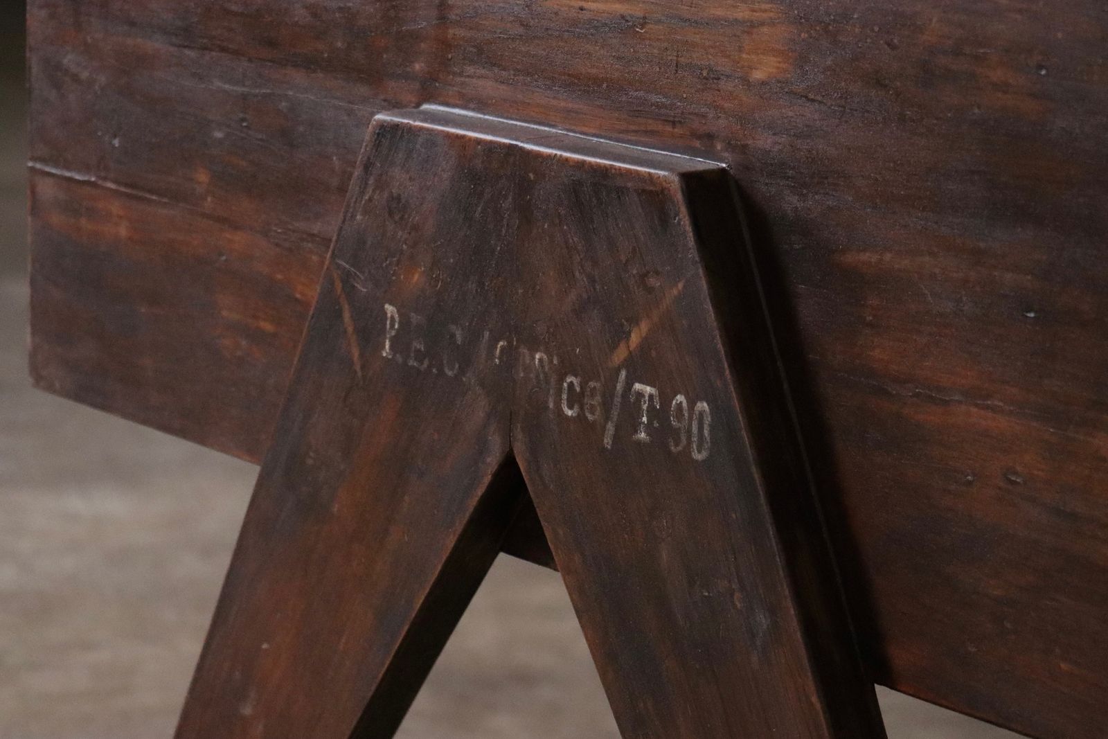 photo buy Pierre Jeanneret Bureau met Geïntegreerde Lamp, Chandigarh, jaren 1950