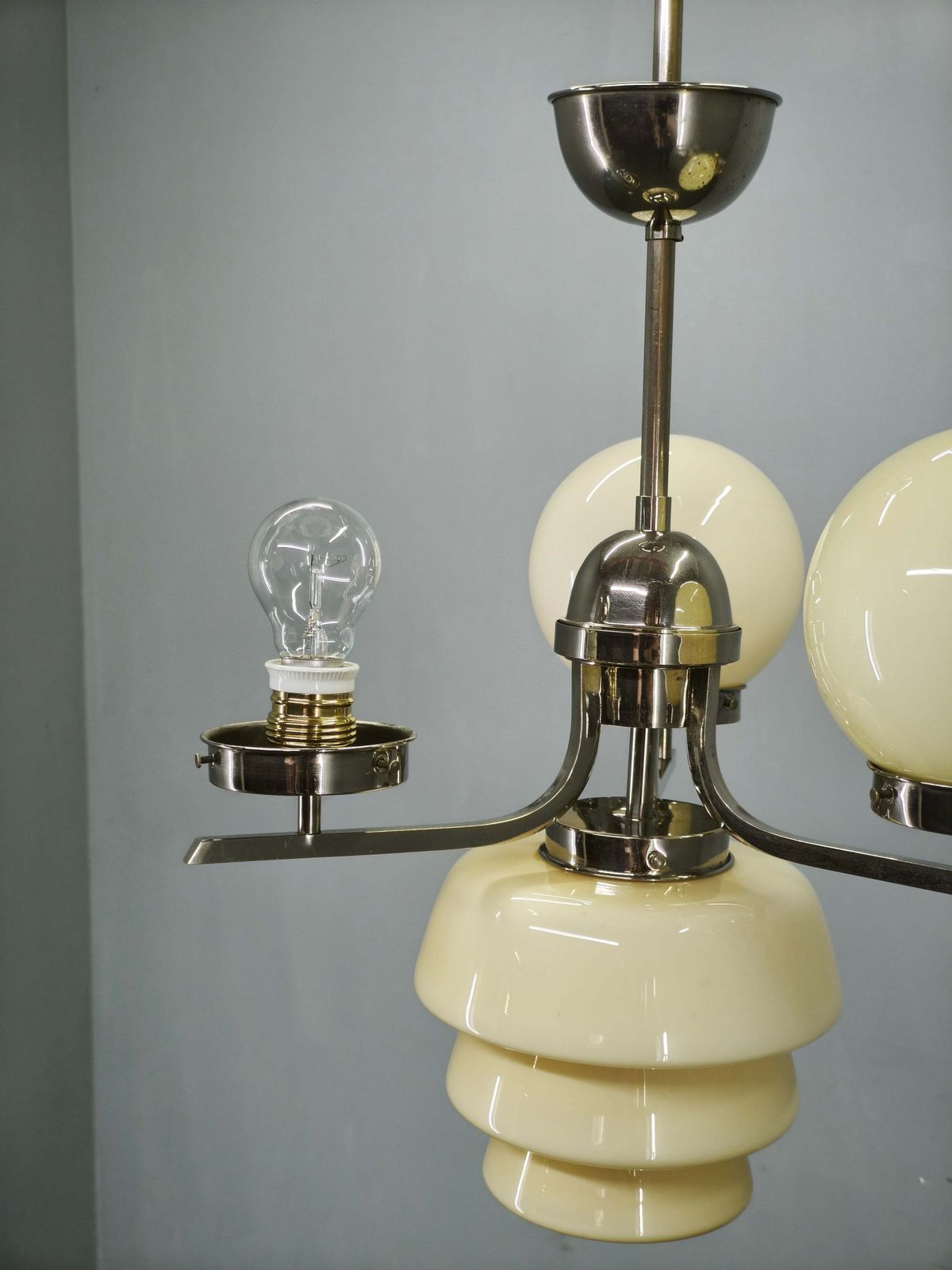 Art Deco hanglamp van crèmekleurig glas en chroom, jaren 1930, Tsjecho-Slowakije photo vintage