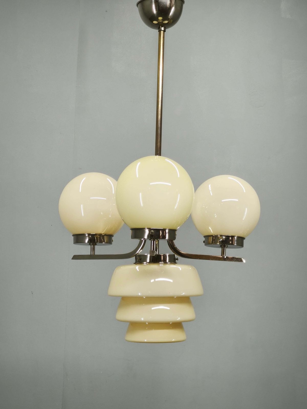 photo for sale Art Deco hanglamp van crèmekleurig glas en chroom, jaren 1930, Tsjecho-Slowakije