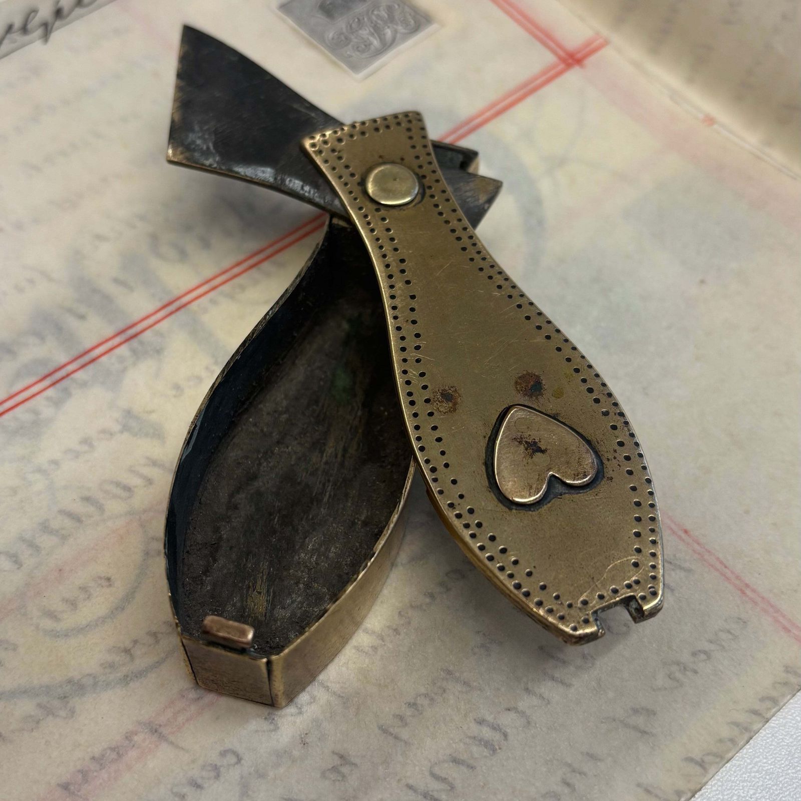 photo vinterior Antique Brass Dutch Snuff Box