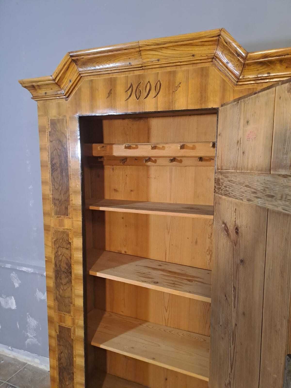 Armoire européenne d'époque XVIIIe siècle en marqueterie, avec armoiries et motif en étoile. photo 7350.0