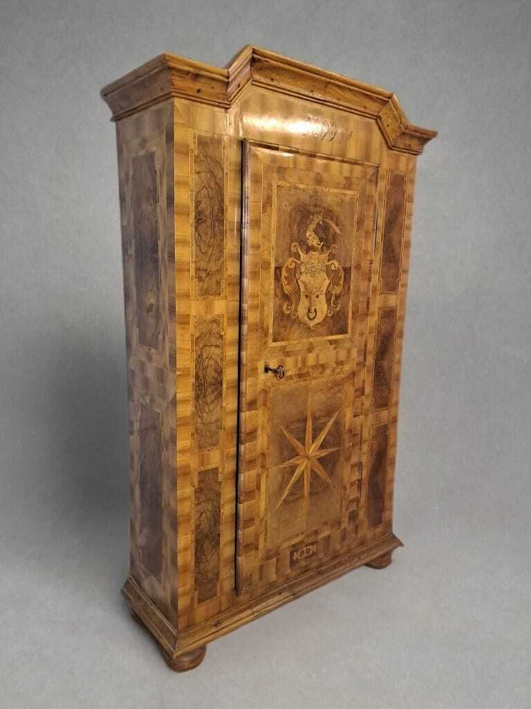 Armoire européenne d'époque XVIIIe siècle en marqueterie, avec armoiries et motif en étoile. photo furniture