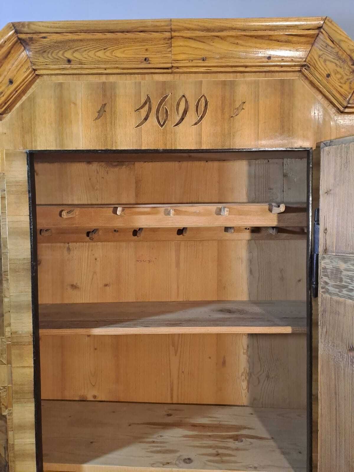 photo for sale Armoire européenne d'époque XVIIIe siècle en marqueterie, avec armoiries et motif en étoile.