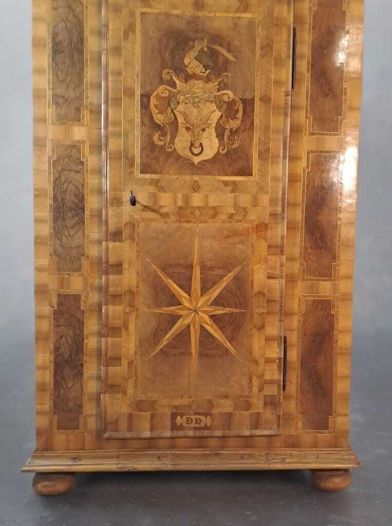 Armoire européenne d'époque XVIIIe siècle en marqueterie, avec armoiries et motif en étoile. photo vintage
