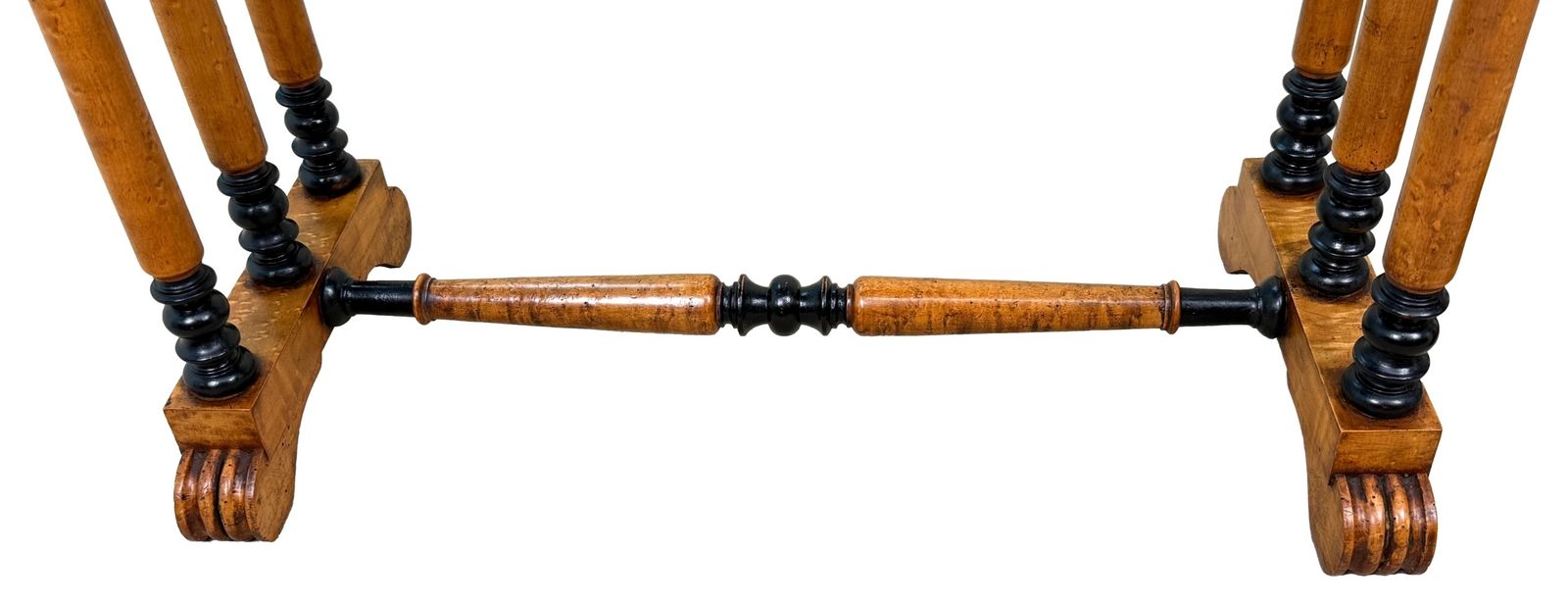 photo for sale Paire rare de tables d'appoint en placage de loupe d'érable, époque Regency, début du XIXe siècle (Angleterre, vers 1820)