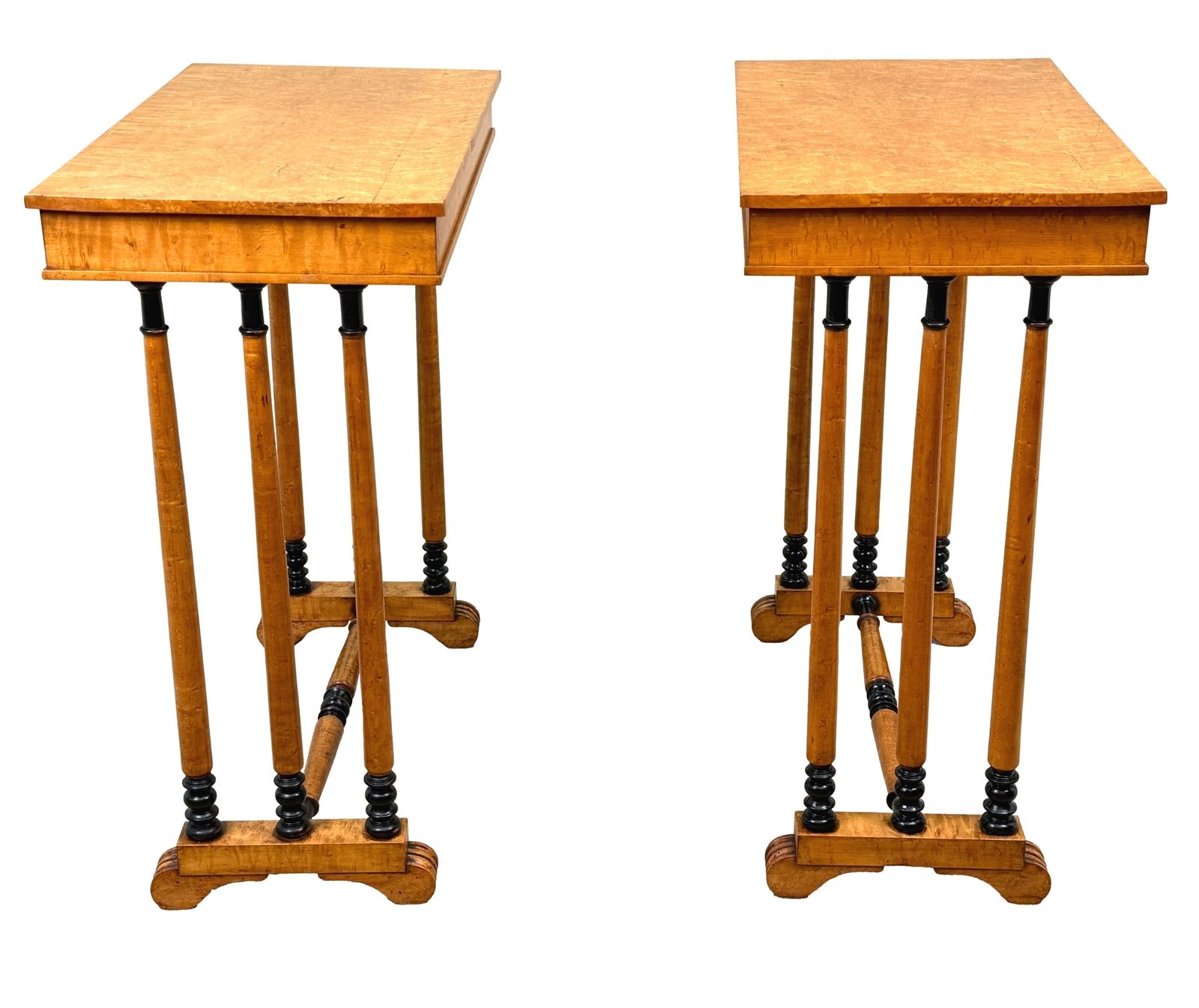 photo vintage Paire rare de tables d'appoint en placage de loupe d'érable, époque Regency, début du XIXe siècle (Angleterre, vers 1820)