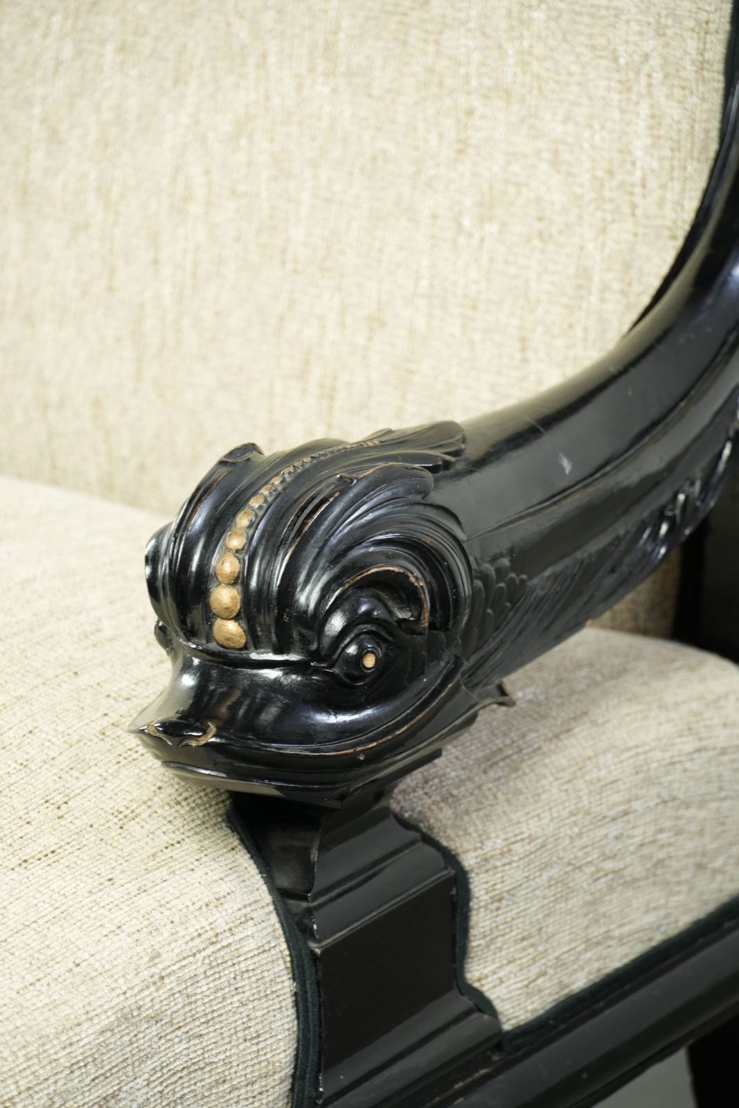 Meubels Luxueuze Franse sofa uit de 19e eeuw in Empire-stijl met crèmekleurige bekleding en uniek gedetailleerde armleuningen. photo