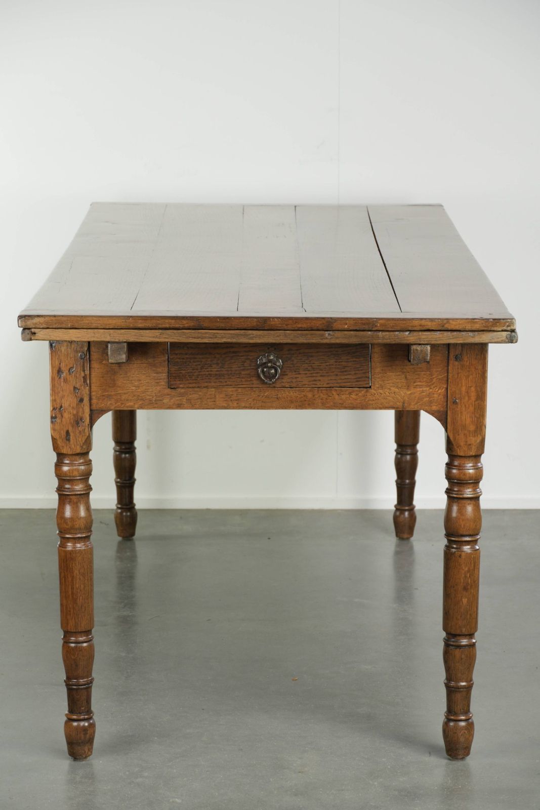 Grote antieke eiken eettafel uit de late 18e eeuw met uitschuifbare bladen en mooie patina. photo furniture
