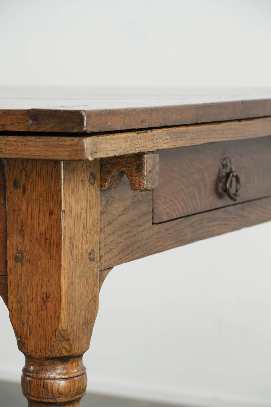Grote antieke eiken eettafel uit de late 18e eeuw met uitschuifbare bladen en mooie patina. photo buy
