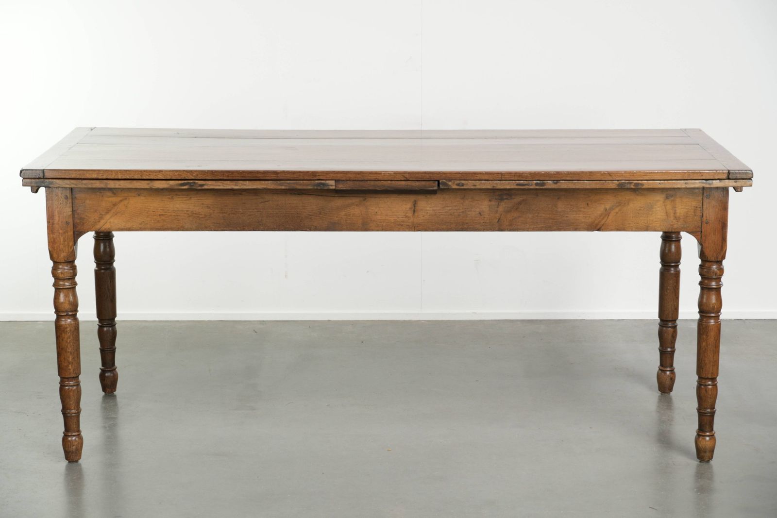 photo vinterior Grote antieke eiken eettafel uit de late 18e eeuw met uitschuifbare bladen en mooie patina.
