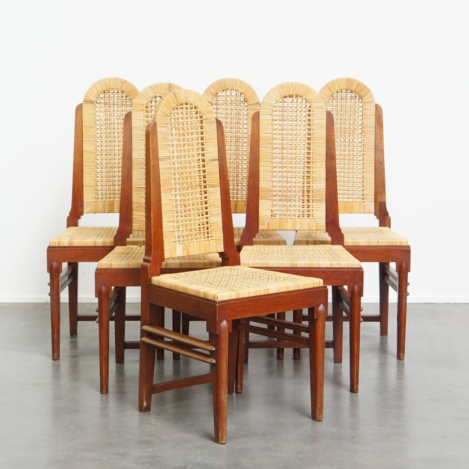 Vintage set van zes art deco design eetkamerstoelen van rotan en hout met afneembare gestoffeerde zittingen.