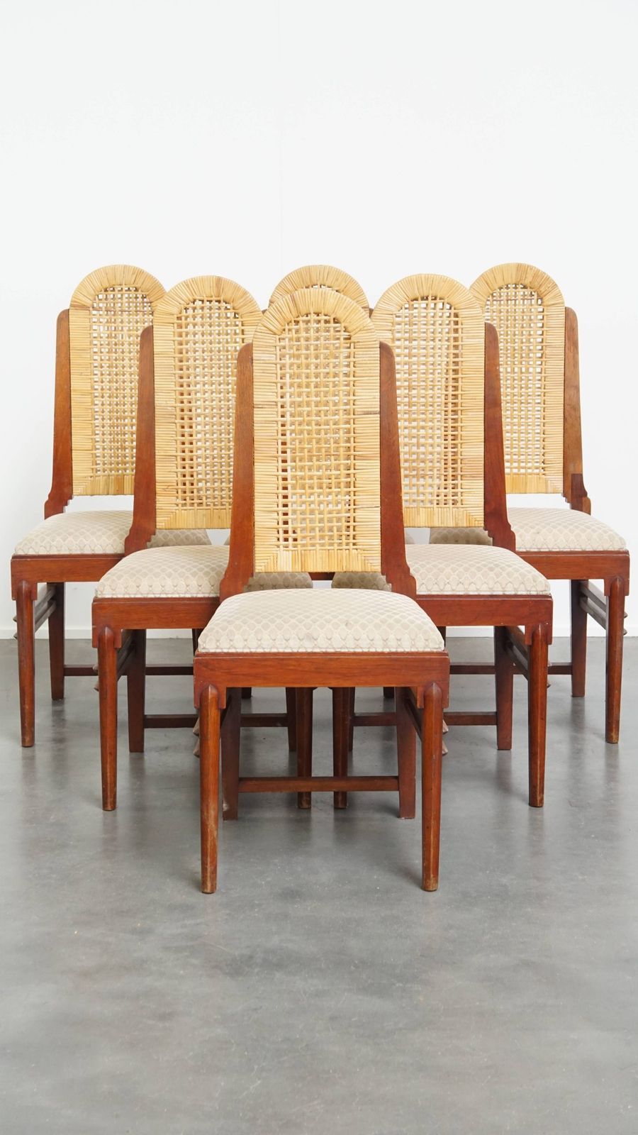 Vintage set van zes art deco design eetkamerstoelen van rotan en hout met afneembare gestoffeerde zittingen. photo furniture
