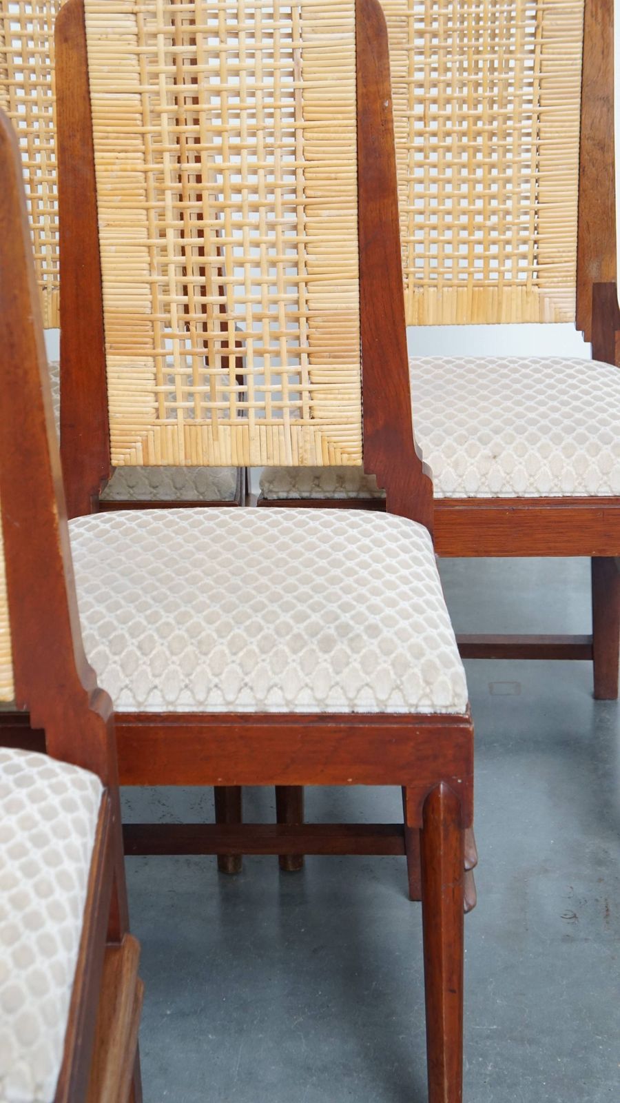 photo furniture Vintage set van zes art deco design eetkamerstoelen van rotan en hout met afneembare gestoffeerde zittingen.
