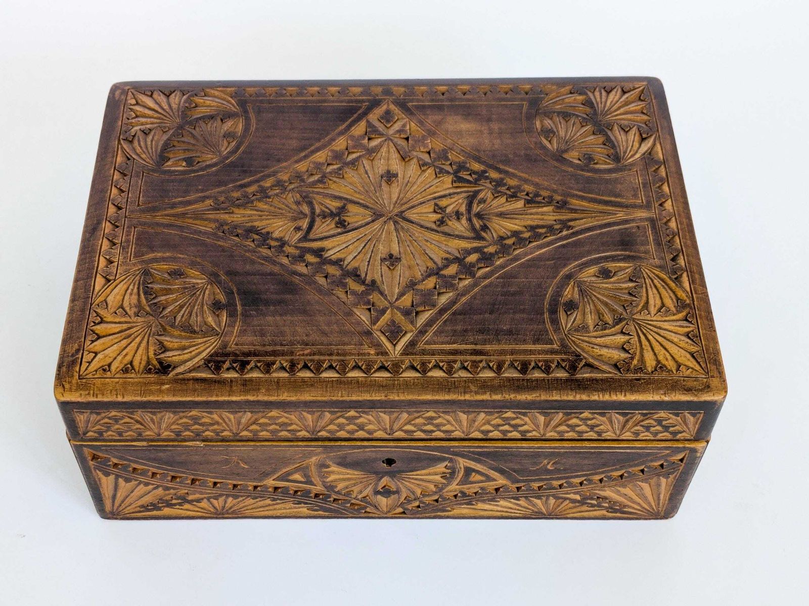 Antiek handgesneden houten kistje, Alpien volkskunst, sieradenbox of bureauopberger, messing beslag photo vinterior