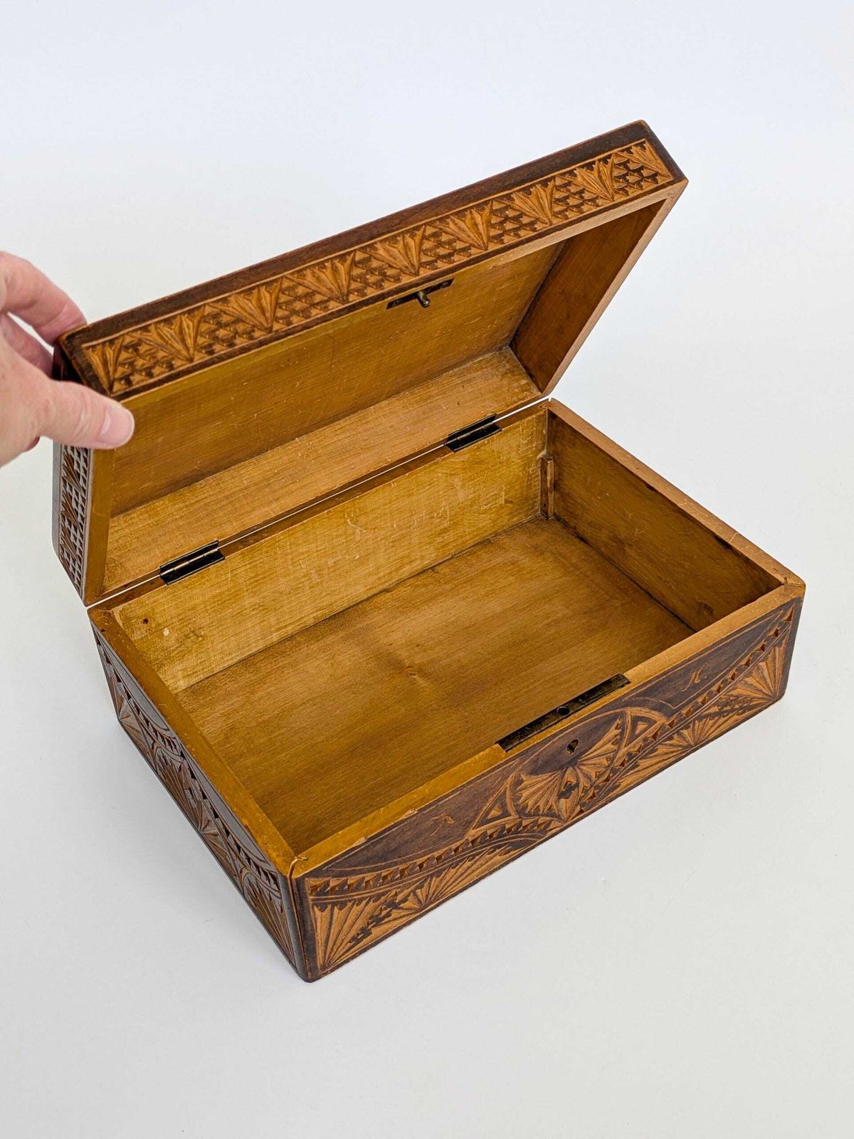 119.0 Antiek handgesneden houten kistje, Alpien volkskunst, sieradenbox of bureauopberger, messing beslag photo