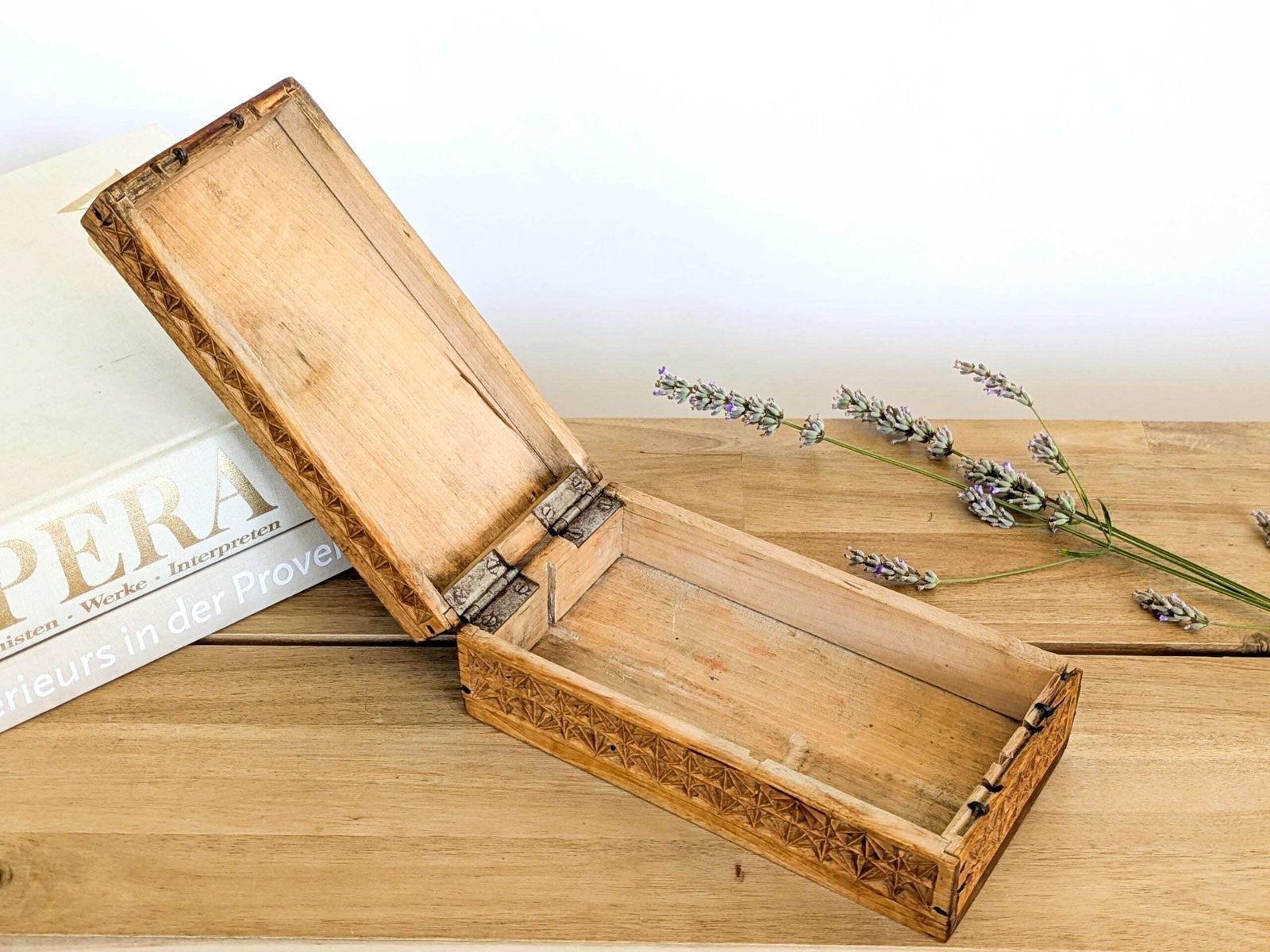 Antiek volkskunst gesneden houten dossierkistje met deksel, voor sieraden of bureauopberging photo vinterior