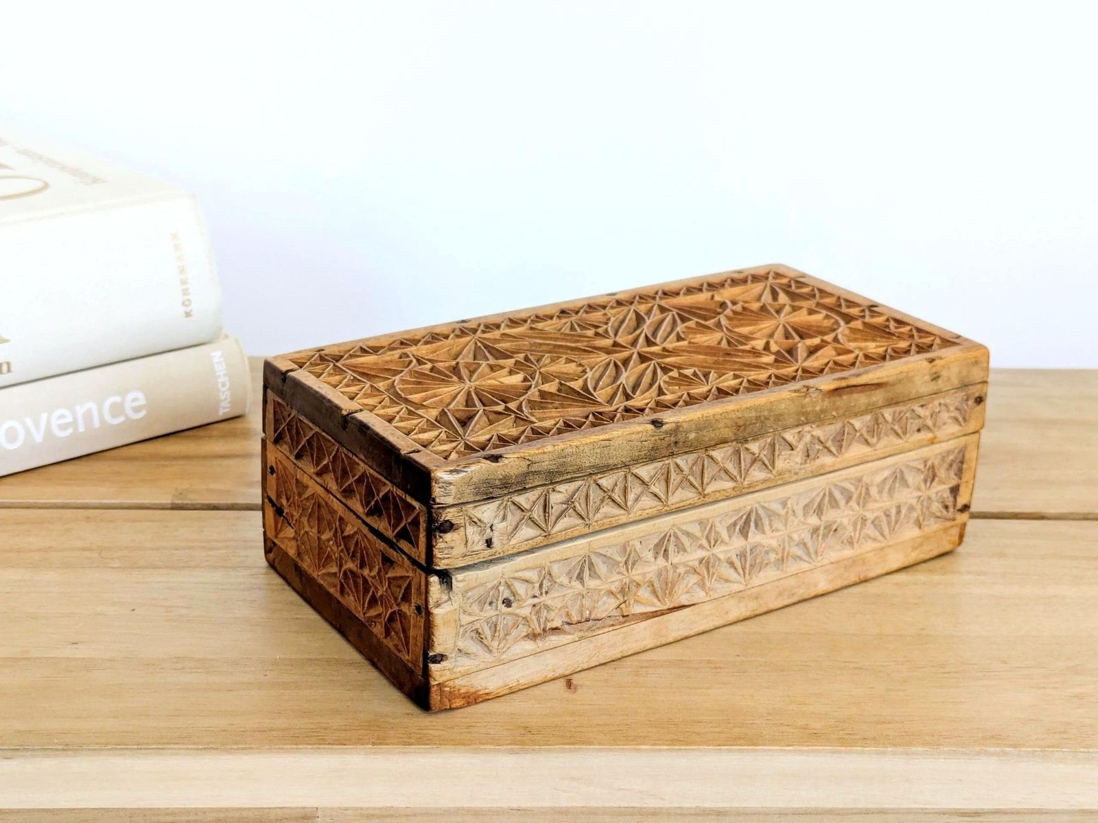 photo for sale Antiek volkskunst gesneden houten dossierkistje met deksel, voor sieraden of bureauopberging