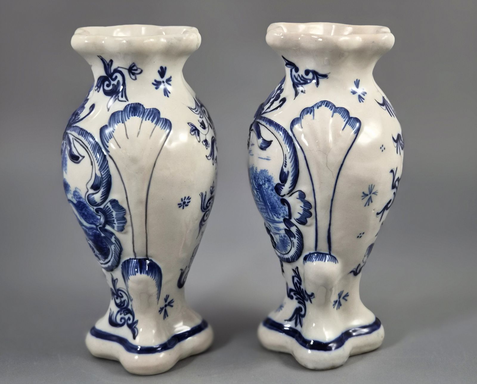 Een fraai en decoratief paar antieke Franse faïencen vazen, gemaakt door Fourmaintraux Courquin te Desvres, ca. 1880. photo furniture