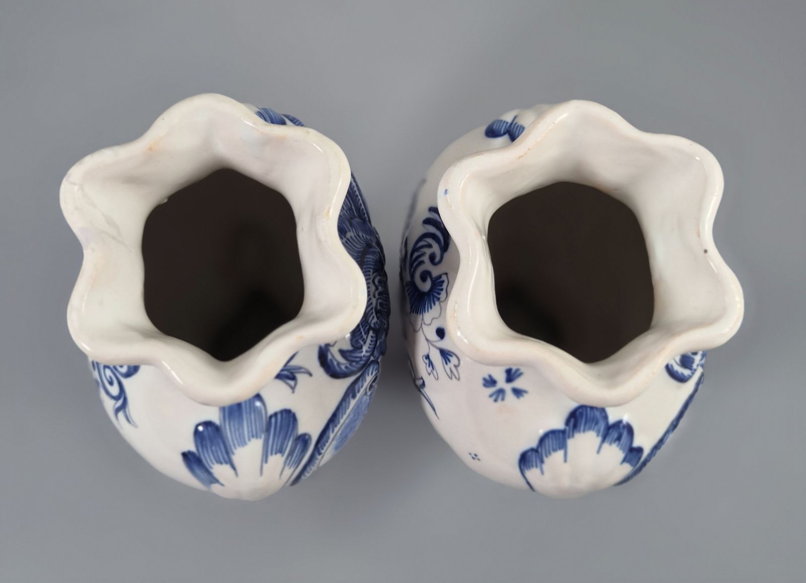 Een fraai en decoratief paar antieke Franse faïencen vazen, gemaakt door Fourmaintraux Courquin te Desvres, ca. 1880. photo 800.0
