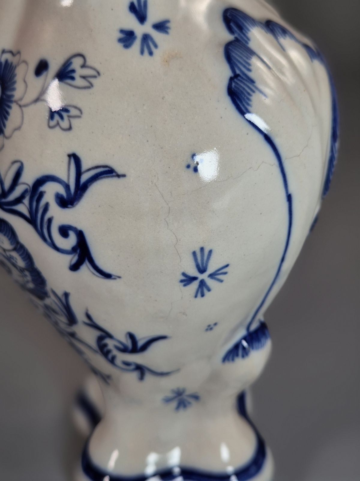 photo furniture Een fraai en decoratief paar antieke Franse faïencen vazen, gemaakt door Fourmaintraux Courquin te Desvres, ca. 1880.