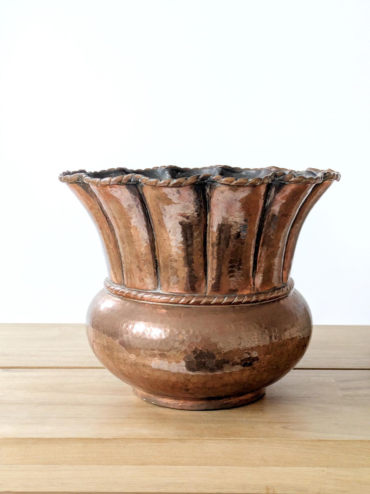 Mid-century Italiaanse koperen plantenbak, handgehamerd met geschulpte rand en koorddetail photo Woonaccessoires
