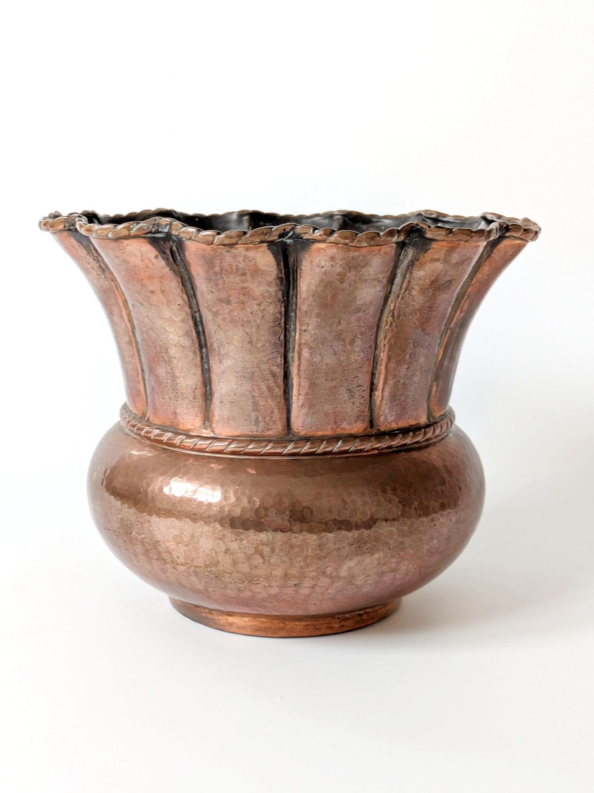 Woonaccessoires Mid-century Italiaanse koperen plantenbak, handgehamerd met geschulpte rand en koorddetail photo