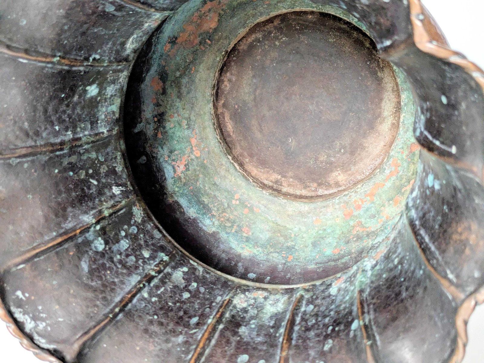 photo vintage Midcentury Italian Copper Planter: Hand Hammered Design With Scalloped Rim And Cord Detail