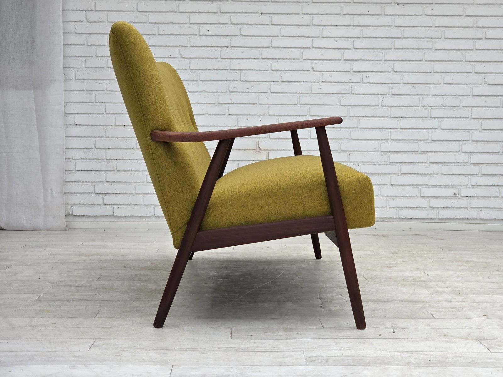 Ca. jaren 1960, Deense 2-zitsbank, meubelwol, teakhout, opnieuw bekleed. photo buy