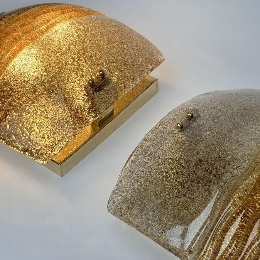 Paar vierkante wandlampen van messing en amberkleurig Murano-glas, eind 20e eeuw photo vinterior