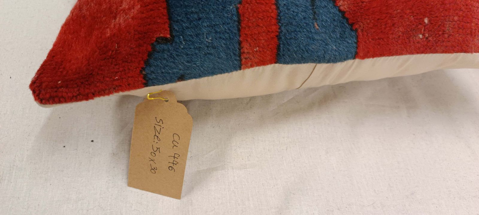 photo for sale Housse de coussin vintage en tapis à poils, motif géométrique turc noué à la main, 30 x 50 cm