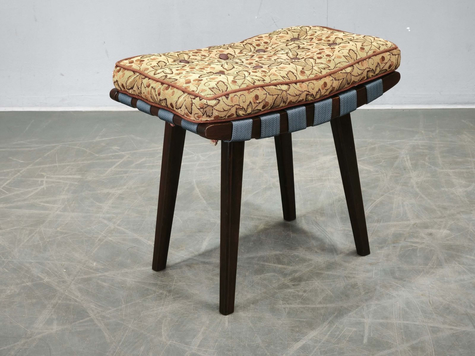 Tabouret mid-century TON en hêtre avec coussin, Tchécoslovaquie, vers 1956 photo vinterior