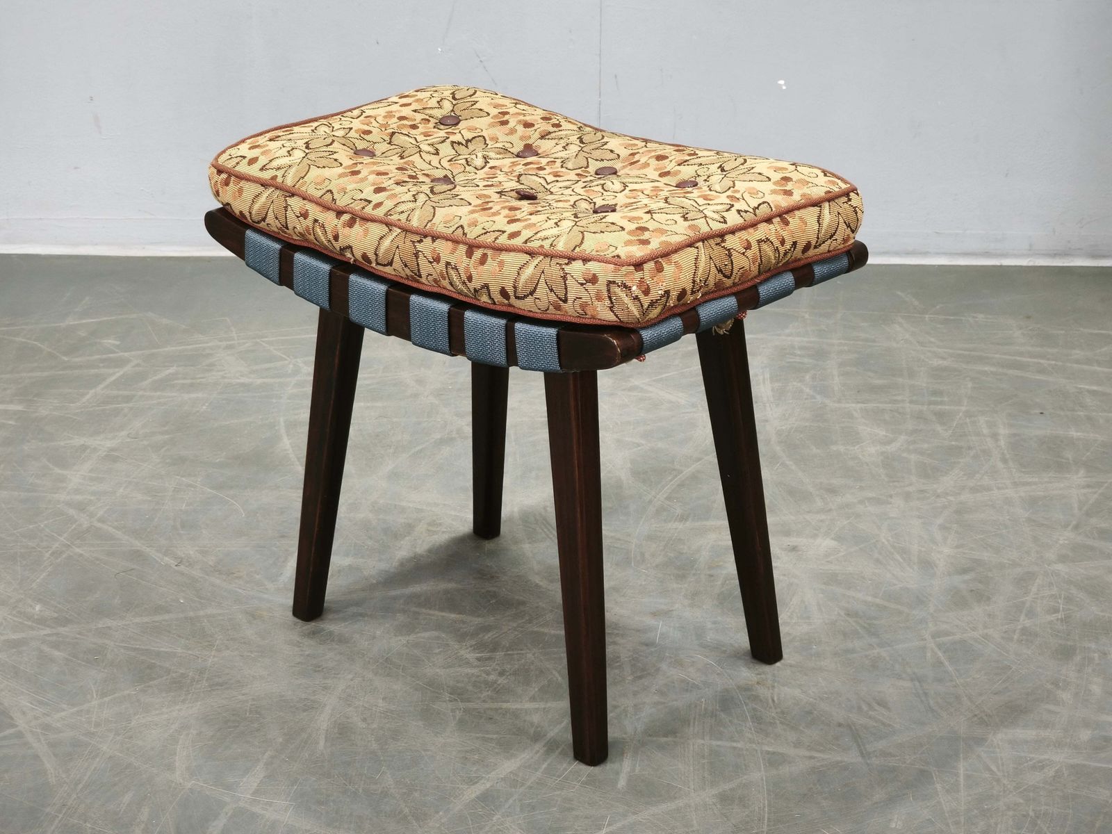 photo furniture Ton Mid Century Beuken Kruk Met Origineel Kussen, Tsjecho-Slowakije, Ca. 1956