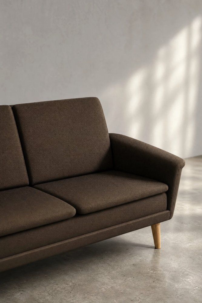 photo vinterior Mid Century Danish Modern bruine 3-zitsbank van Folke Ohlsson voor Fritz Hansen, jaren 1960