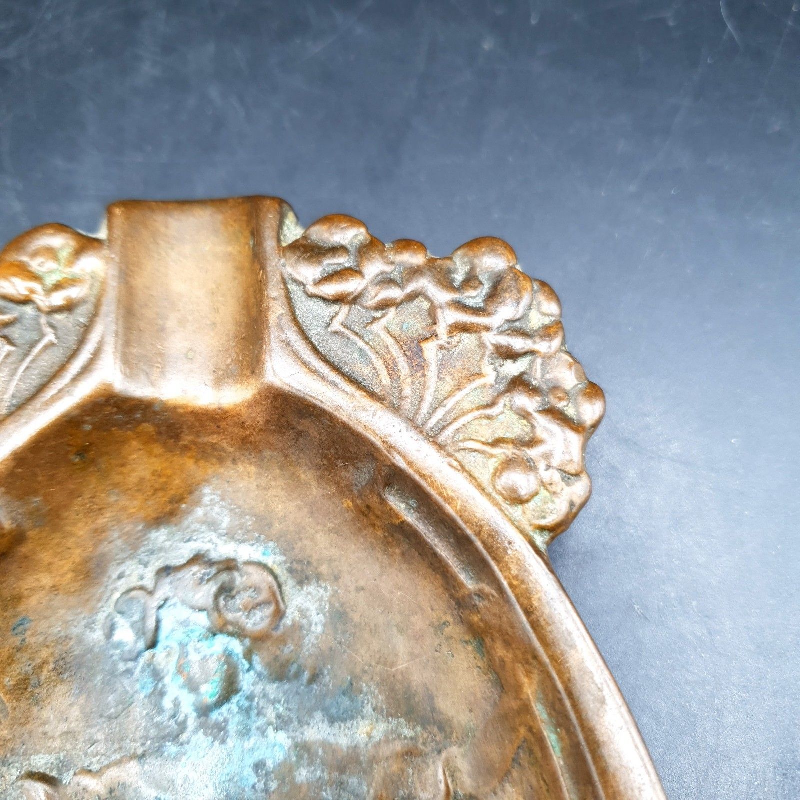 photo buy Antiek Art Nouveau Bronzen Figuratieve Asbak Vide Poche Dame Vrouw Bloemen Ca.1900