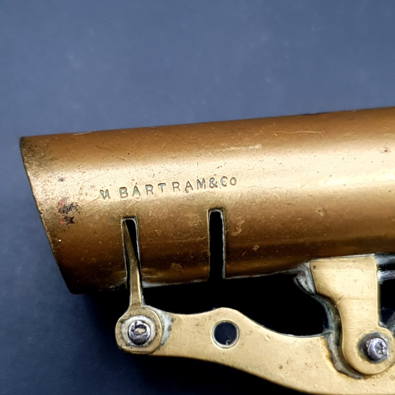 photo furniture Antiek Victoriaans leren hagelflesje W Bartram & Co messing jacht schietsport ca. 1870